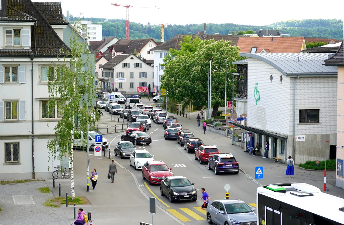 Es braucht nicht viel, dass es in der Dübendorfer Innenstadt während der Stosszeiten zum Stillstand kommt. Stausituation in einer Innenstadt.